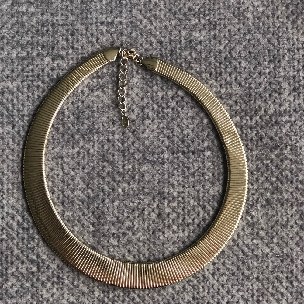 Gold round necklace